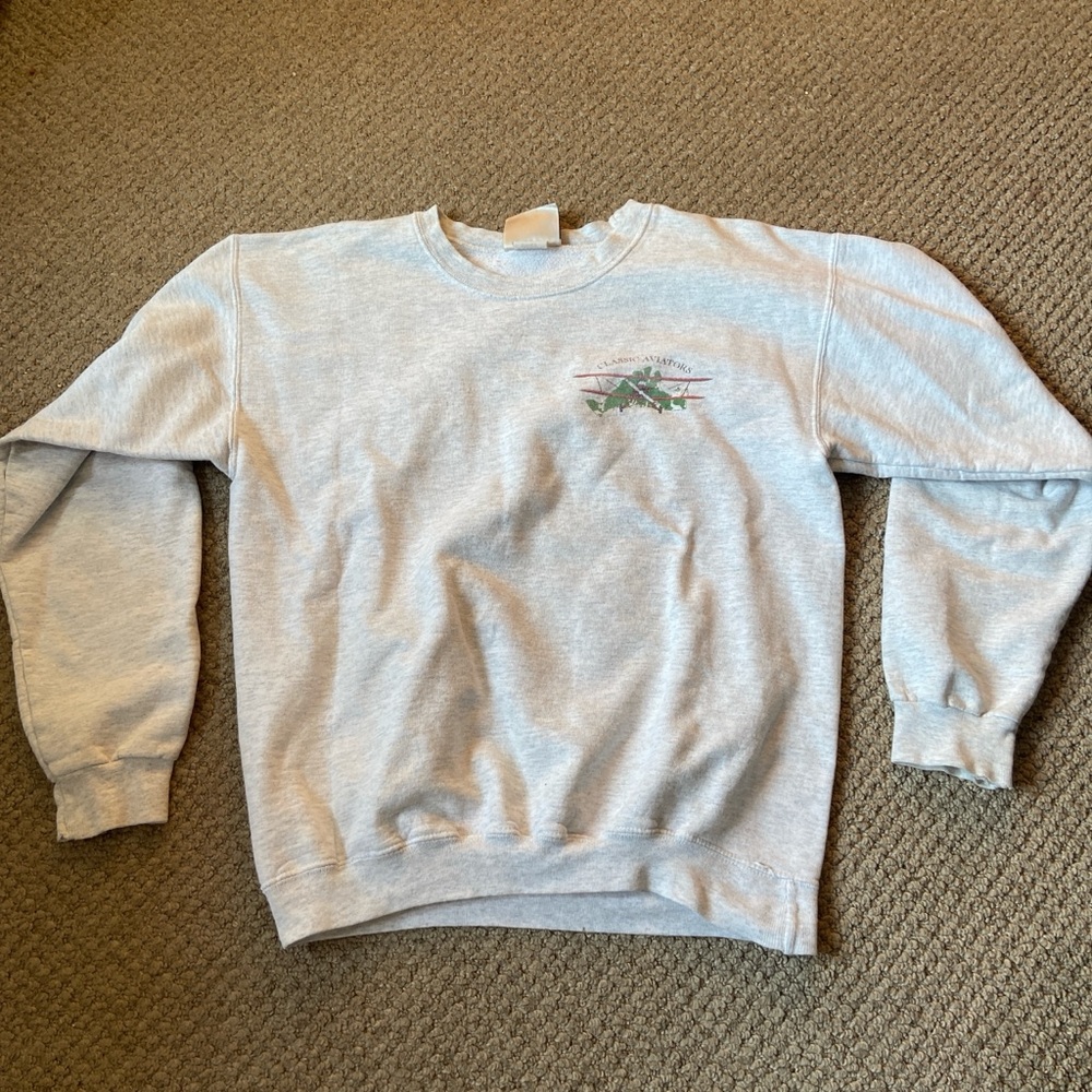 Light Gray Sweatshirt with Long Sleeves and Classic Crewneck